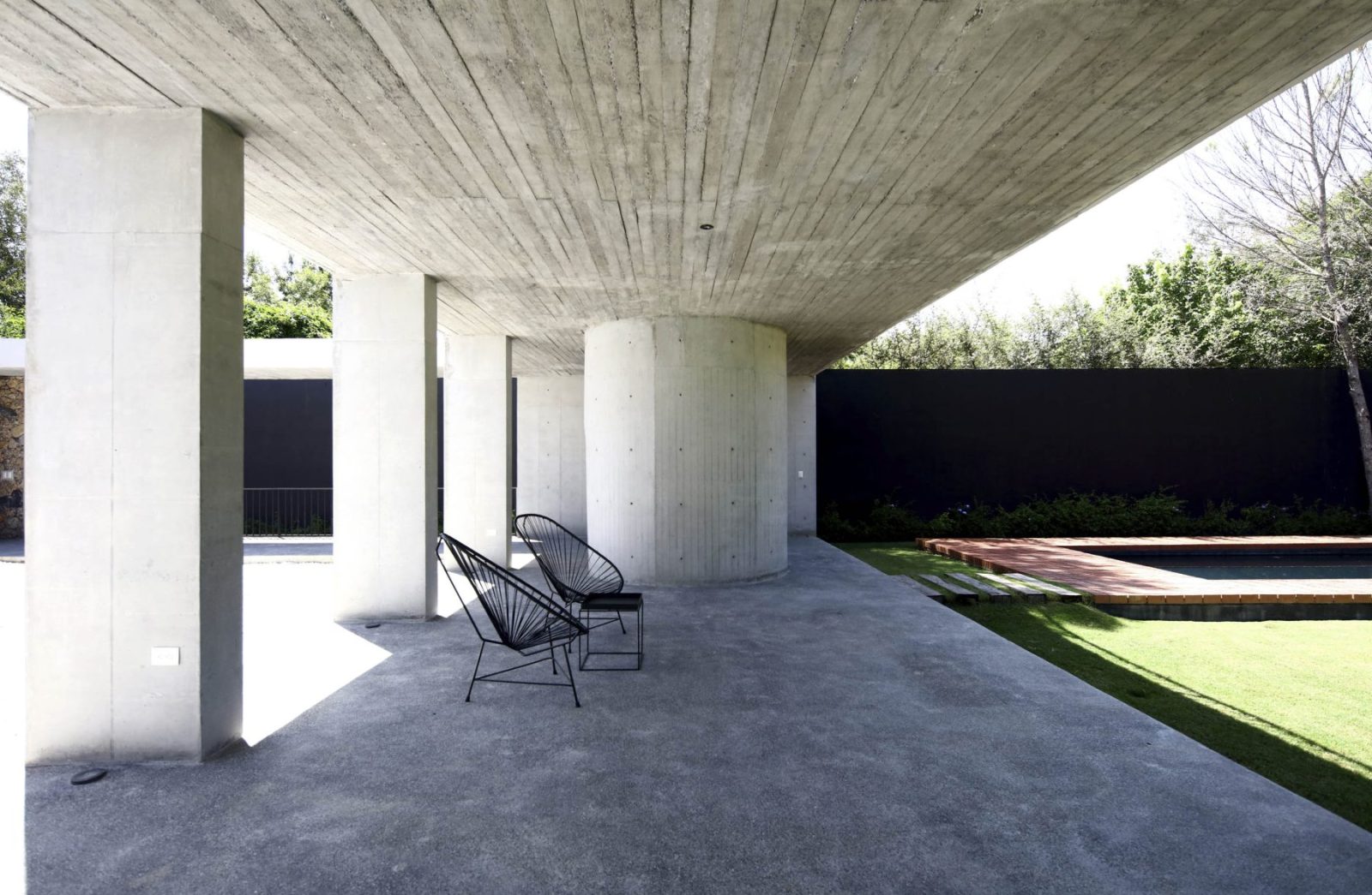 Archisearch Dream Houses: S-AR Design La Villa de Santiago in Mexico as A Monolithic Concrete Home Framed by Patios