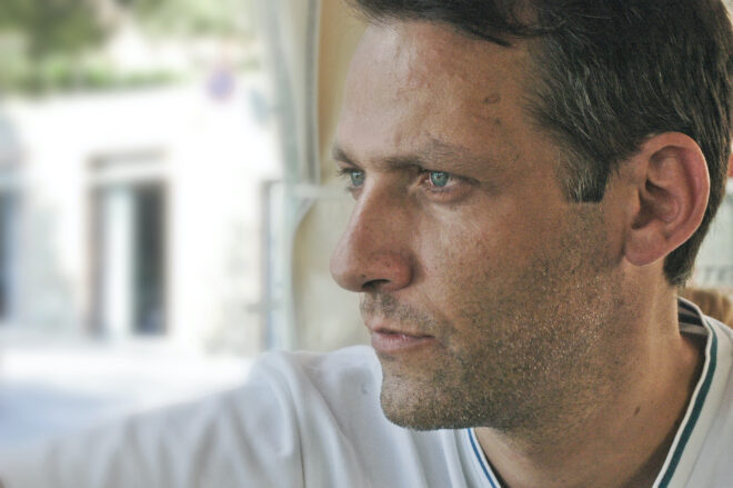 Archisearch - Χάρης Τσέβης: Ένας αμετανόητα positive εικονογράφος