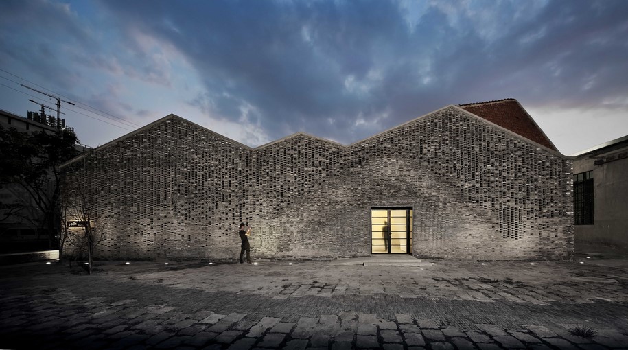 Archi-Union Architects, Chi She, art gallery,Shanghai, China, 2016, bulging facade, recycled materials, bricks, advanced digital fabrication technology