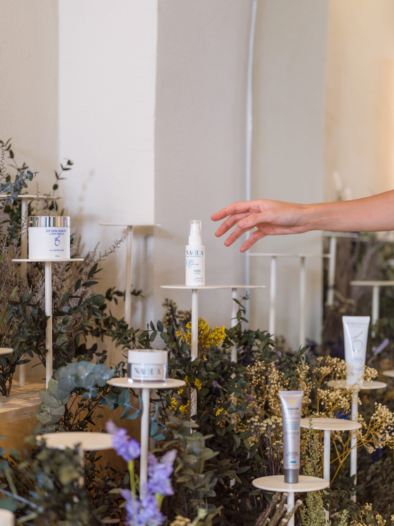 Archisearch Clap Studio recreates an Aster field with real and conceptual flowers at the interior of Septiembre Clinic