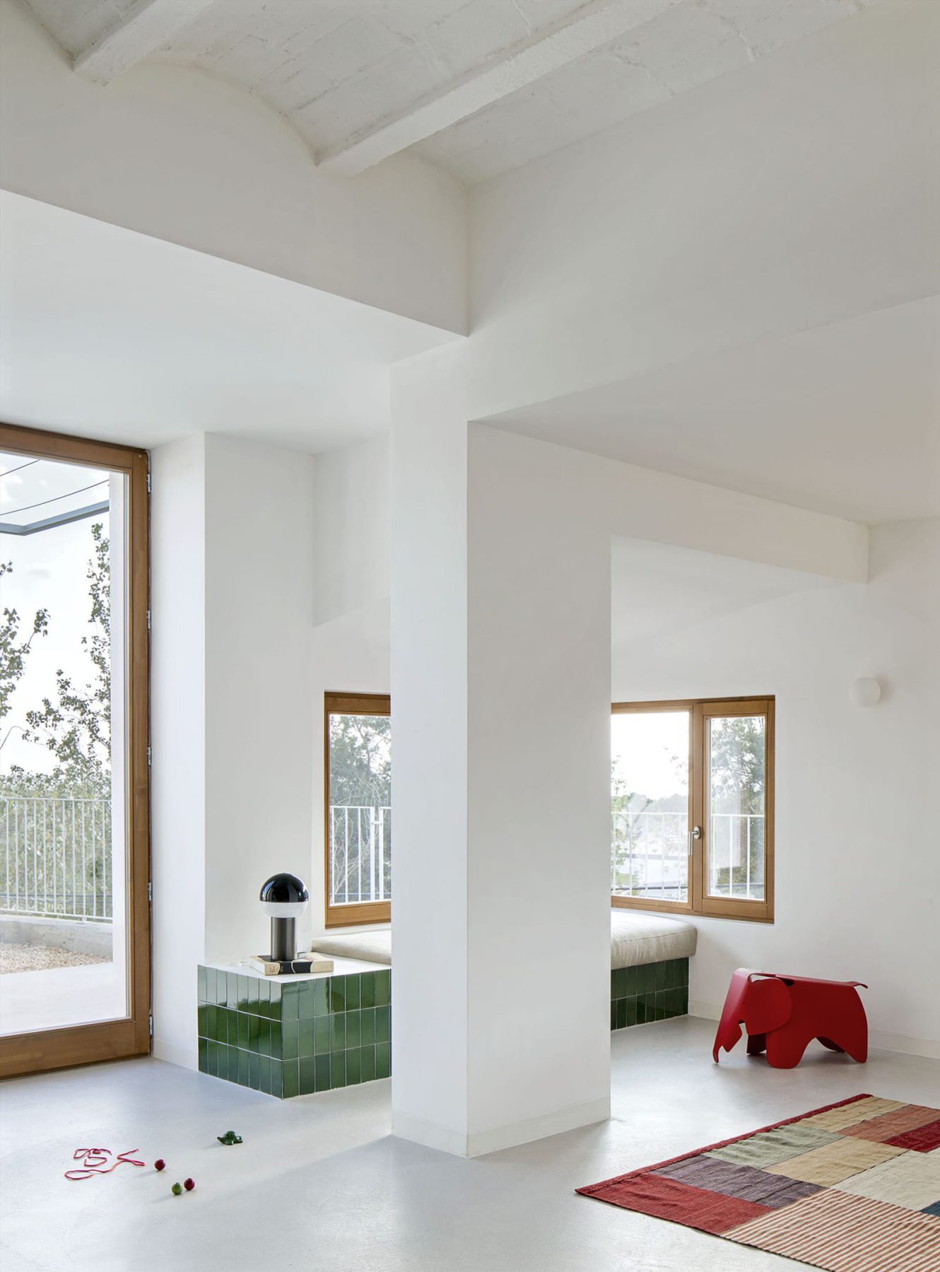 Archisearch Atzur Unifies a Fragmented Composition of Disparate Volumes in Baldu & Diego’s House in Barcelona