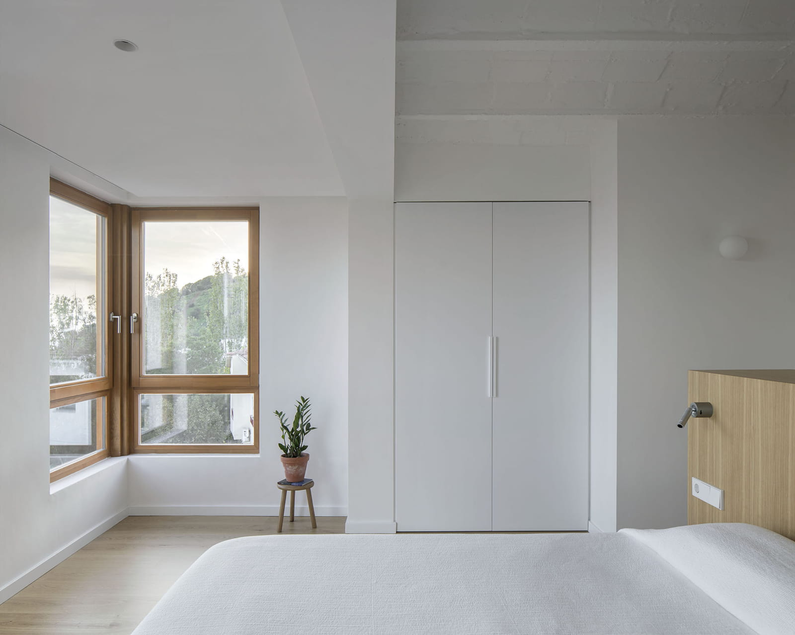 Archisearch Atzur Unifies a Fragmented Composition of Disparate Volumes in Baldu & Diego’s House in Barcelona