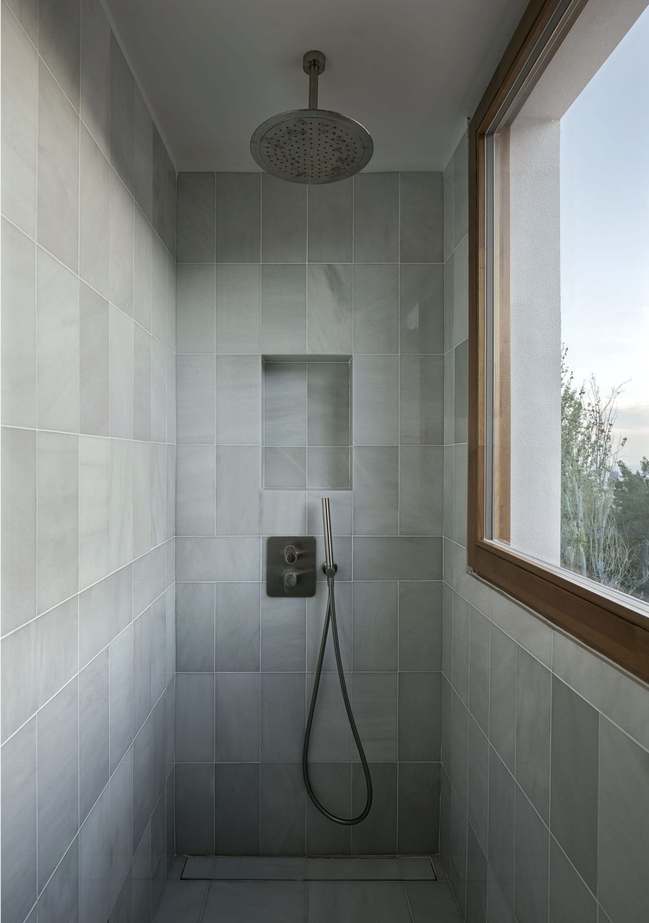 Archisearch Atzur Unifies a Fragmented Composition of Disparate Volumes in Baldu & Diego’s House in Barcelona