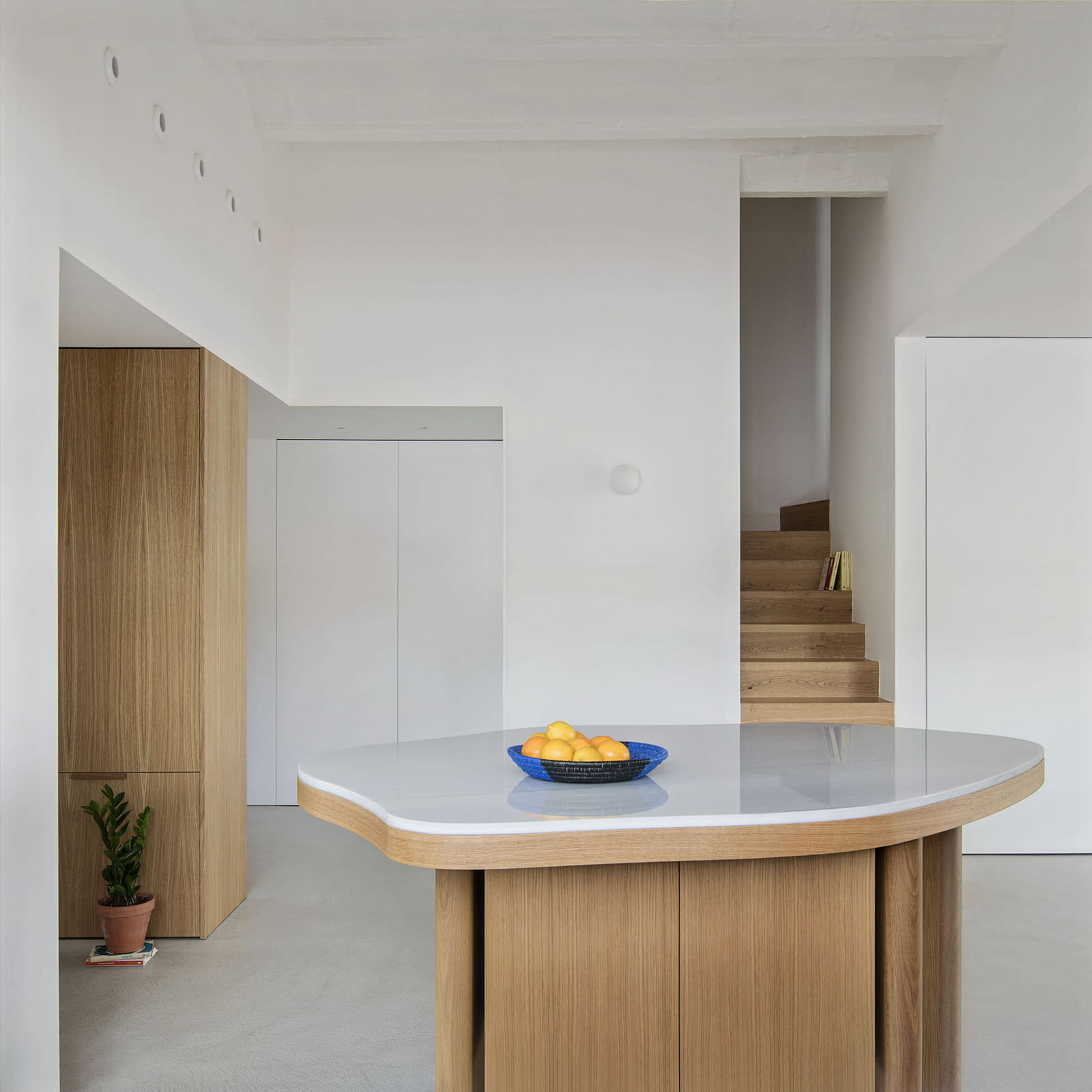 Archisearch Atzur Unifies a Fragmented Composition of Disparate Volumes in Baldu & Diego’s House in Barcelona