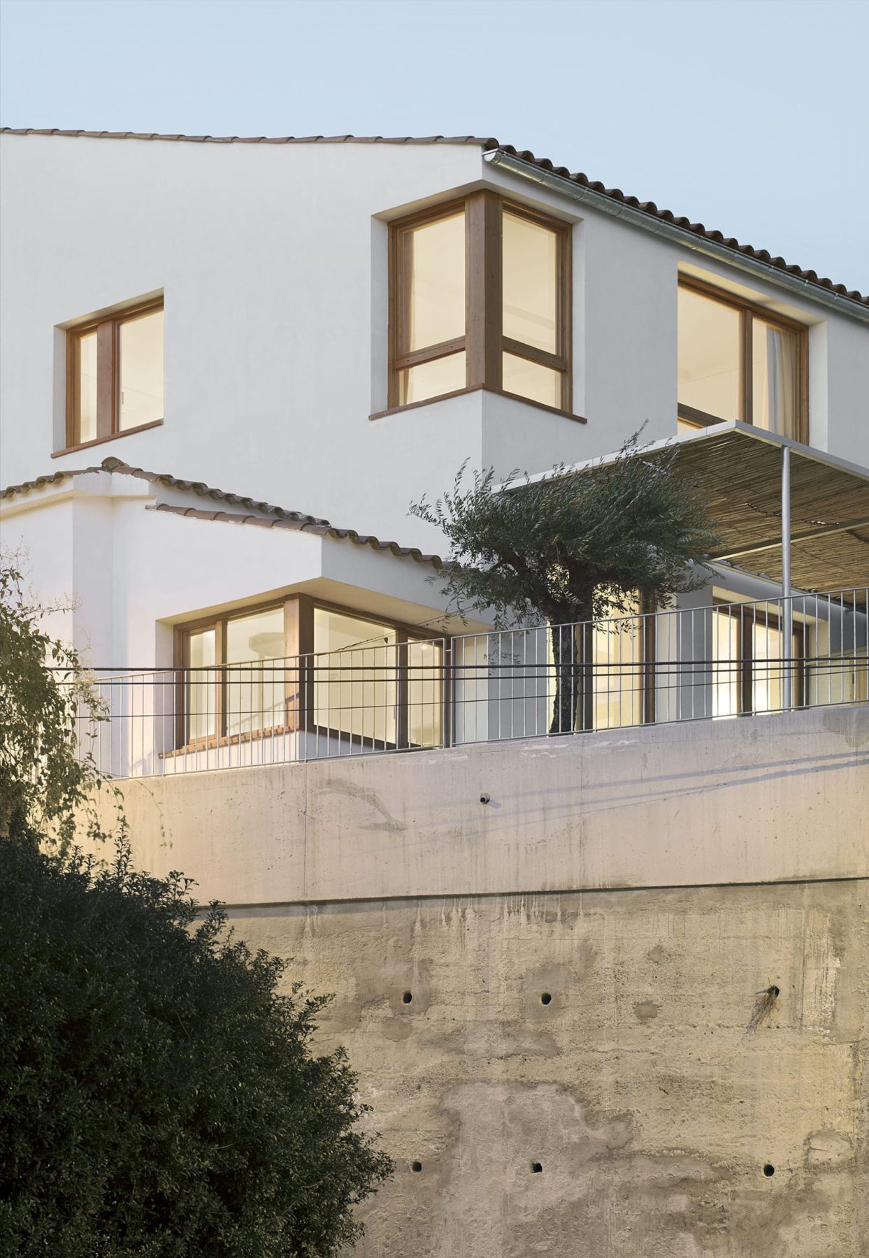 Archisearch Atzur Unifies a Fragmented Composition of Disparate Volumes in Baldu & Diego’s House in Barcelona