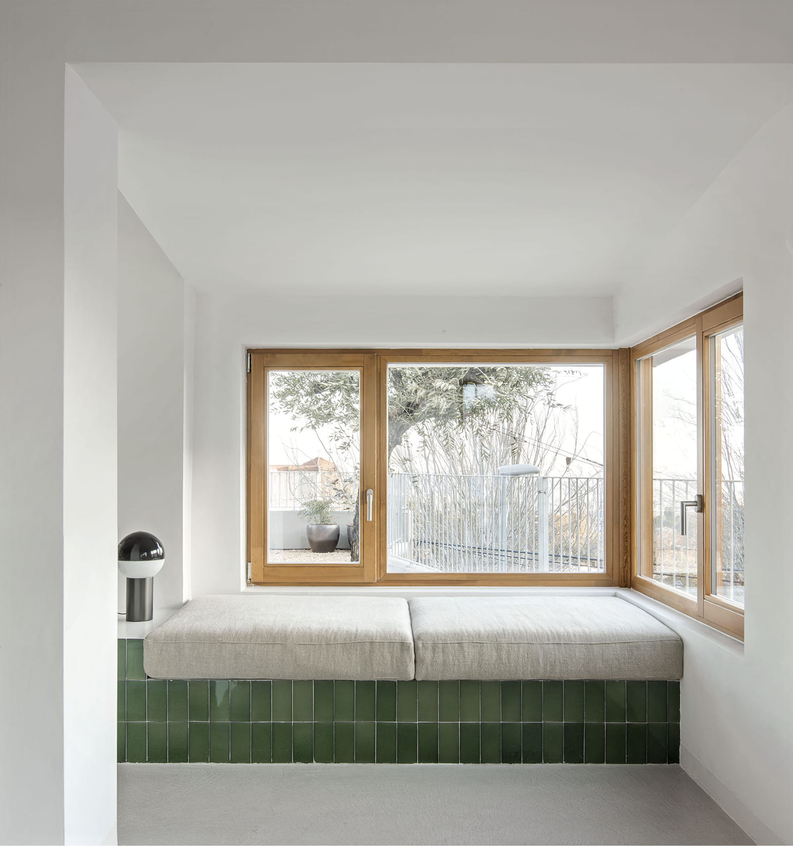 Archisearch Atzur Unifies a Fragmented Composition of Disparate Volumes in Baldu & Diego’s House in Barcelona