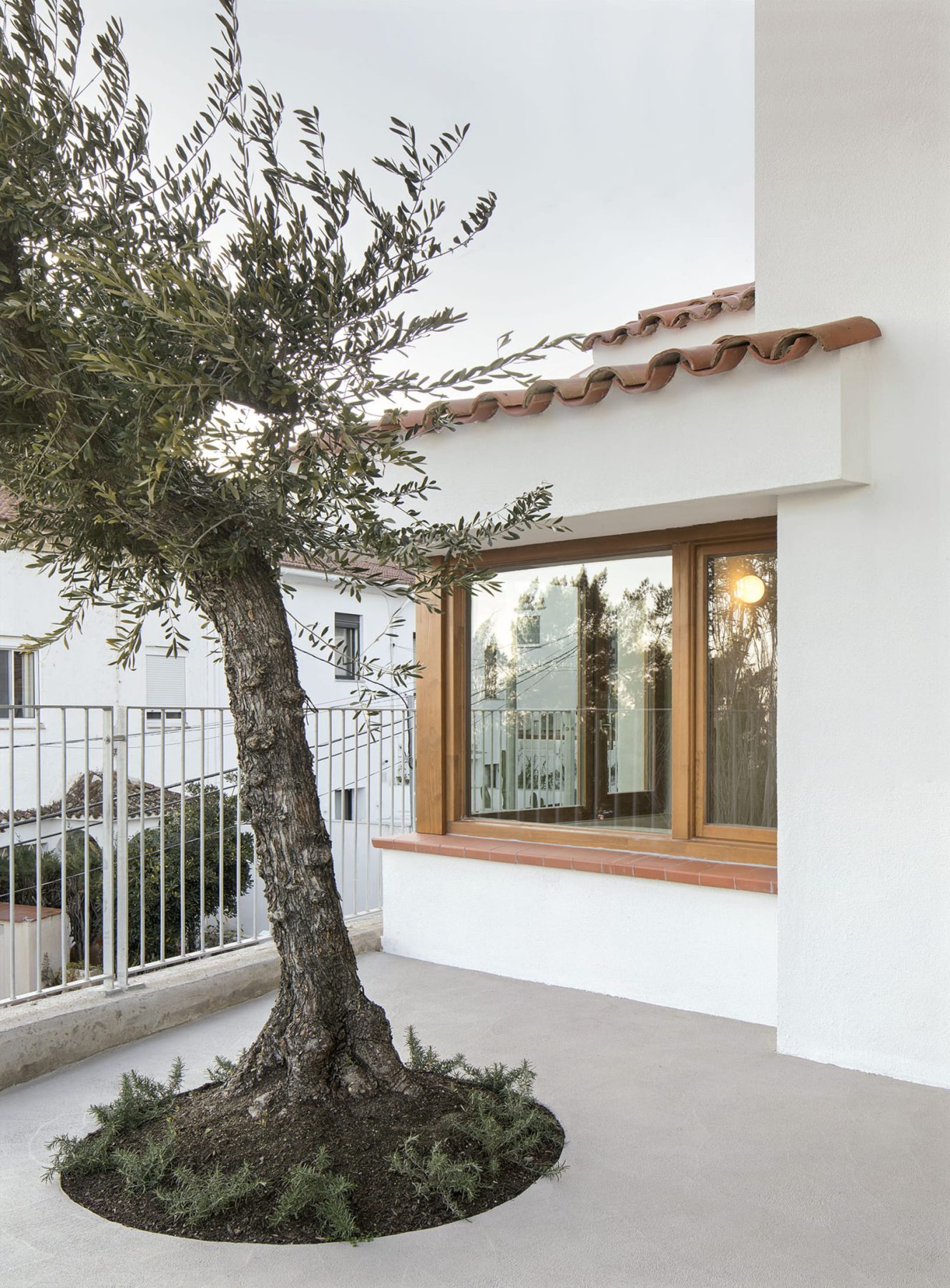 Archisearch Atzur Unifies a Fragmented Composition of Disparate Volumes in Baldu & Diego’s House in Barcelona