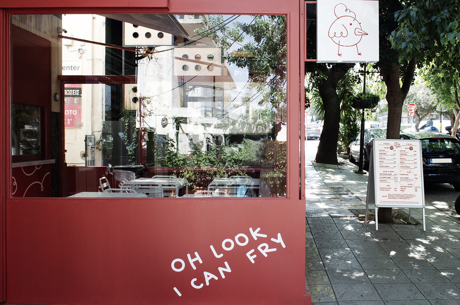 Archisearch Οι Pope σχεδιάζουν το ταχυφαγείο “Chick ’n Fries” στο Μαρούσι σαν μια παιχνιδιάρικη, καθημερινή στάση σε κόκκινο φόντο.
