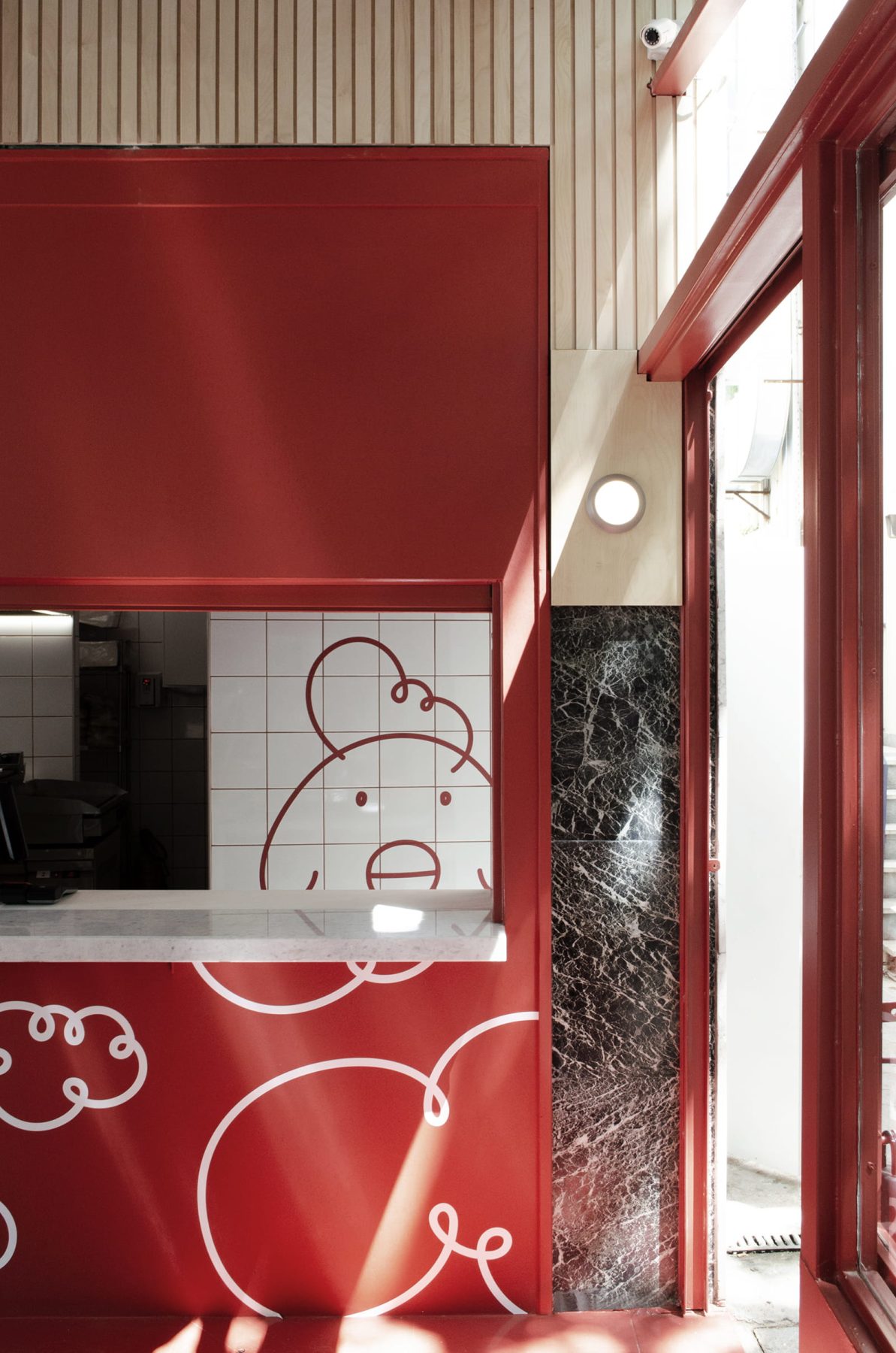 Archisearch Οι Pope σχεδιάζουν το ταχυφαγείο “Chick ’n Fries” στο Μαρούσι σαν μια παιχνιδιάρικη, καθημερινή στάση σε κόκκινο φόντο.