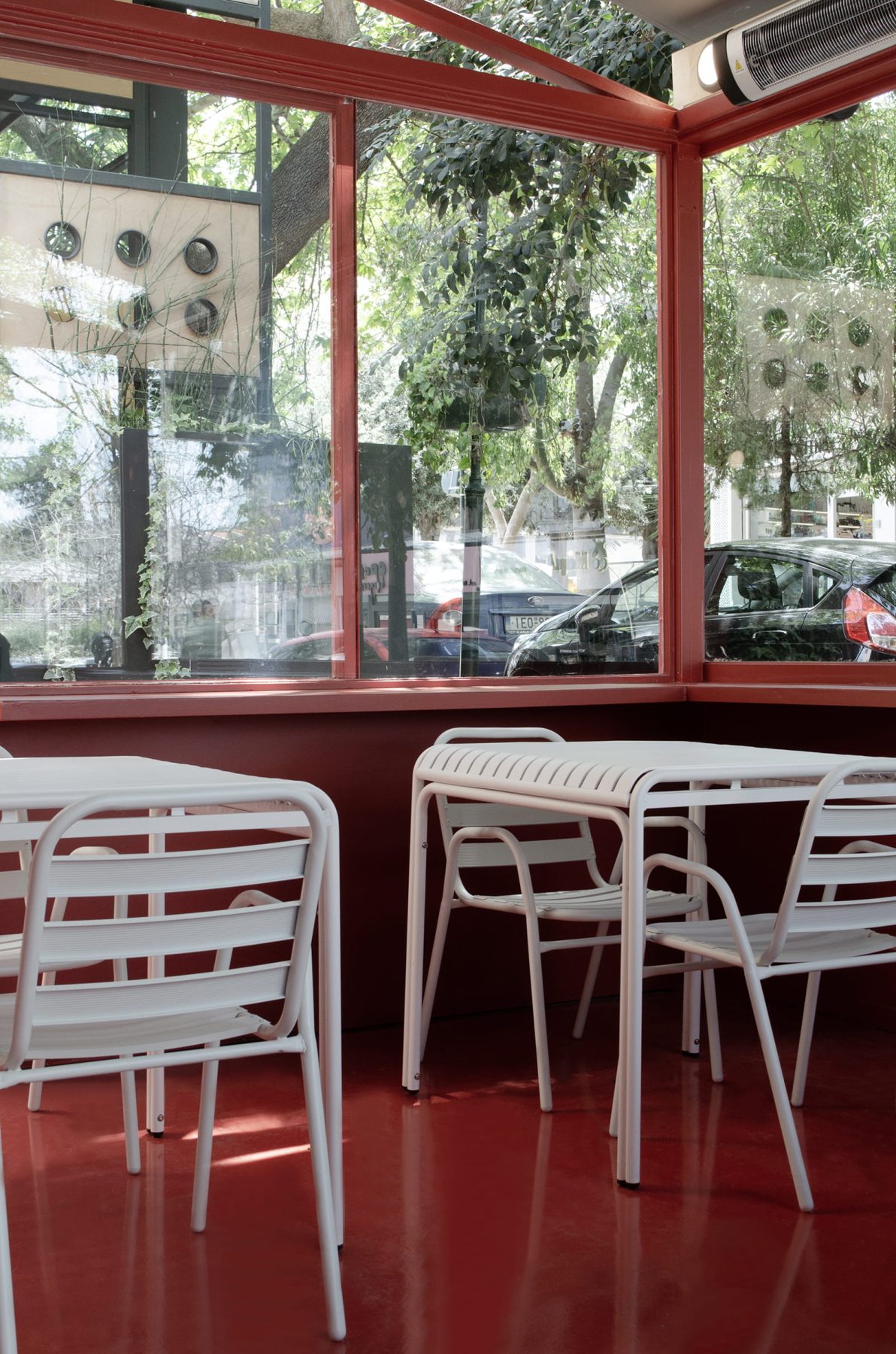Archisearch Οι Pope σχεδιάζουν το ταχυφαγείο “Chick ’n Fries” στο Μαρούσι σαν μια παιχνιδιάρικη, καθημερινή στάση σε κόκκινο φόντο.