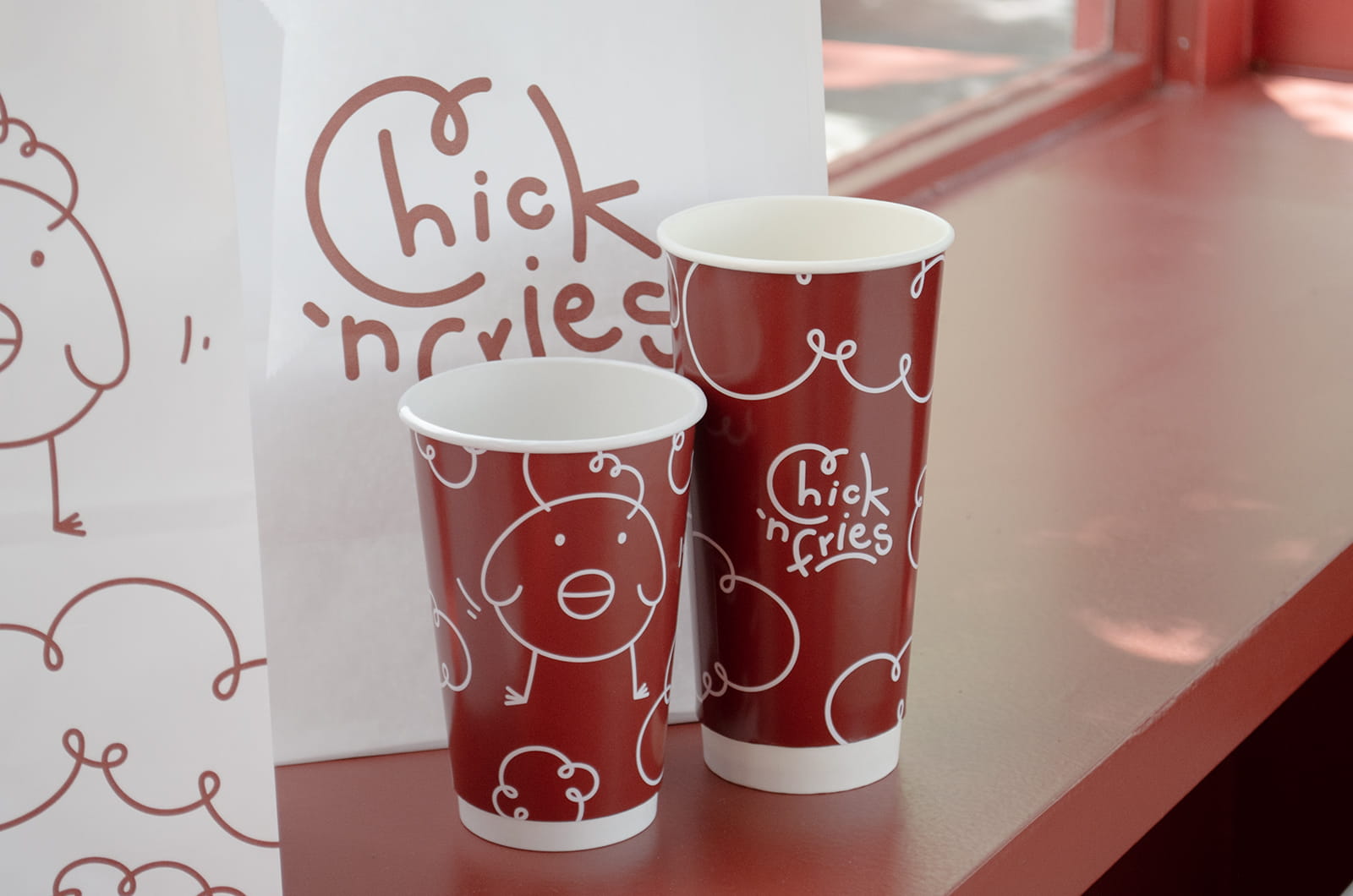 Archisearch Οι Pope σχεδιάζουν το ταχυφαγείο “Chick ’n Fries” στο Μαρούσι σαν μια παιχνιδιάρικη, καθημερινή στάση σε κόκκινο φόντο.