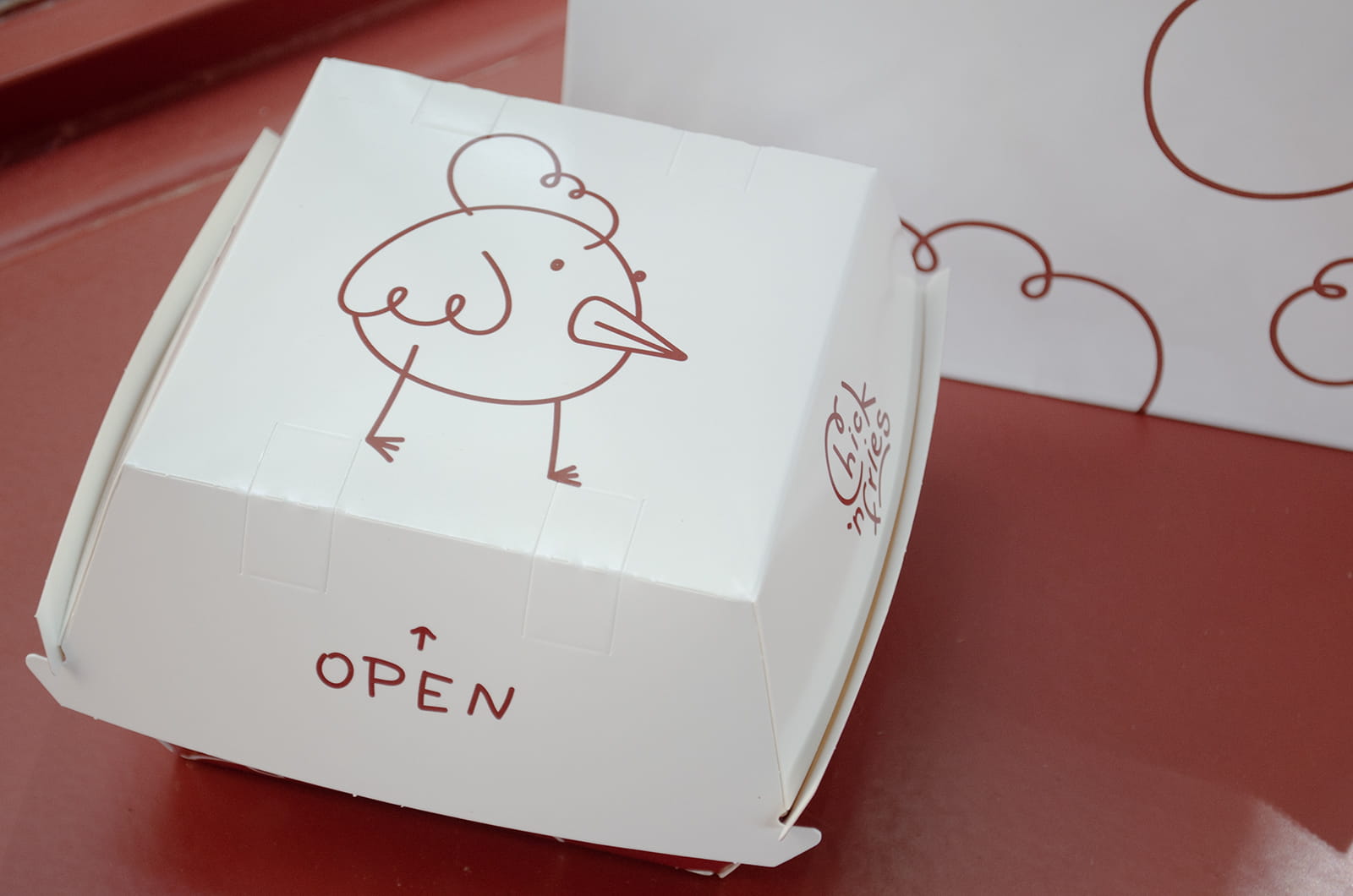 Archisearch Οι Pope σχεδιάζουν το ταχυφαγείο “Chick ’n Fries” στο Μαρούσι σαν μια παιχνιδιάρικη, καθημερινή στάση σε κόκκινο φόντο.