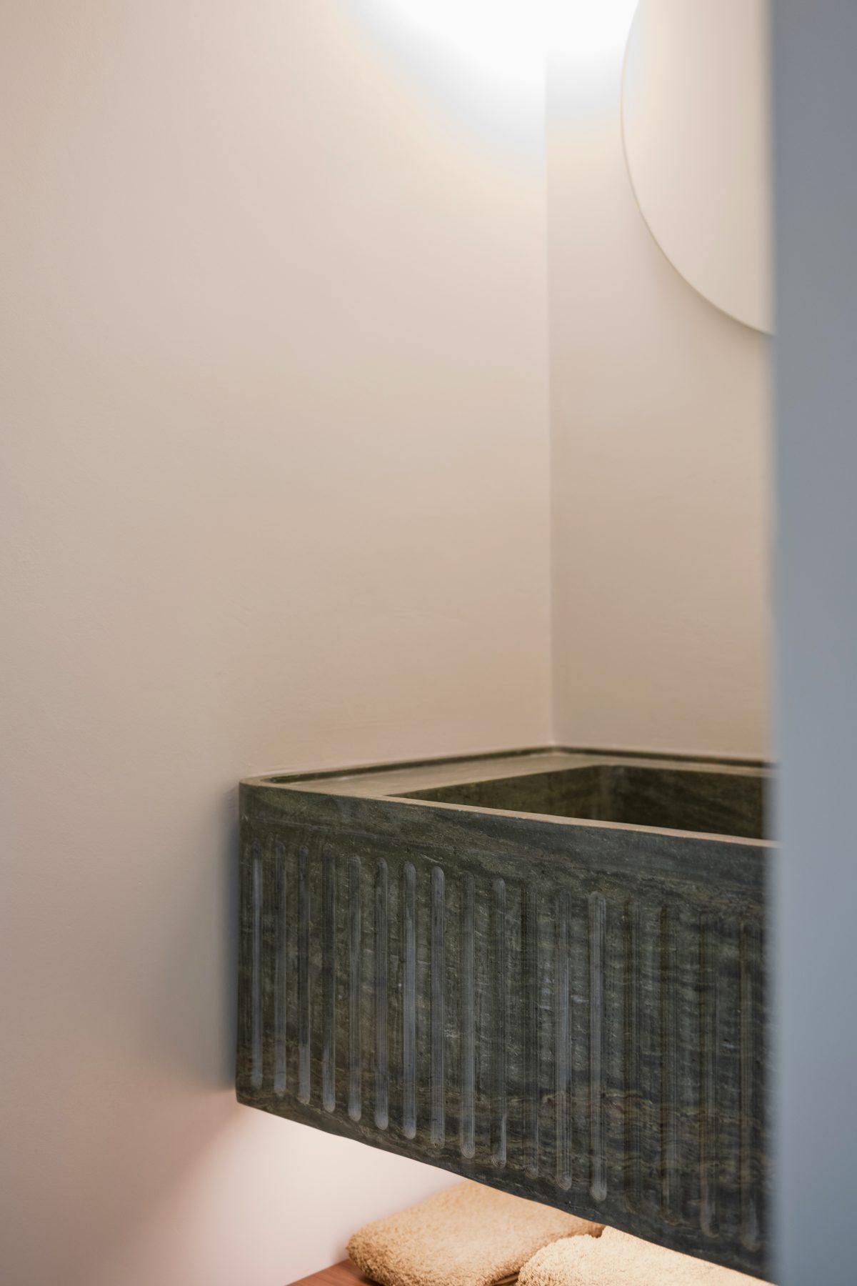 Archisearch Το διαμέρισμα Transversal από το studio thanasis είναι μια γραμμική εμπειρία κατοίκησης με άξονα τον Παρθενώνα