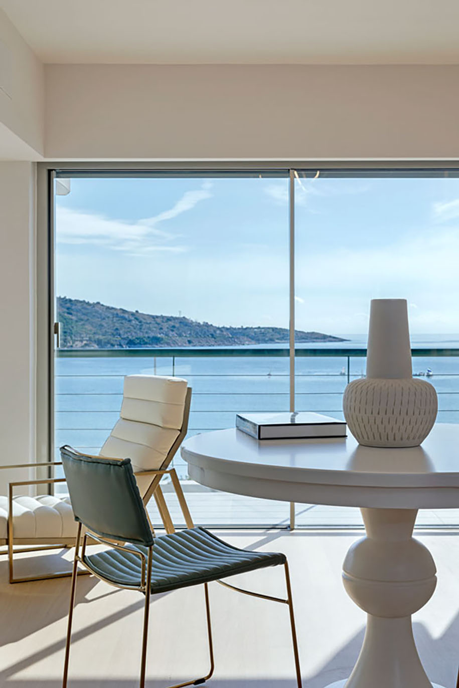 Archisearch Sophisticated Luxury: Smart Beachfront Apartment in Lemos, Vouliagmeni by Dezone Archi+