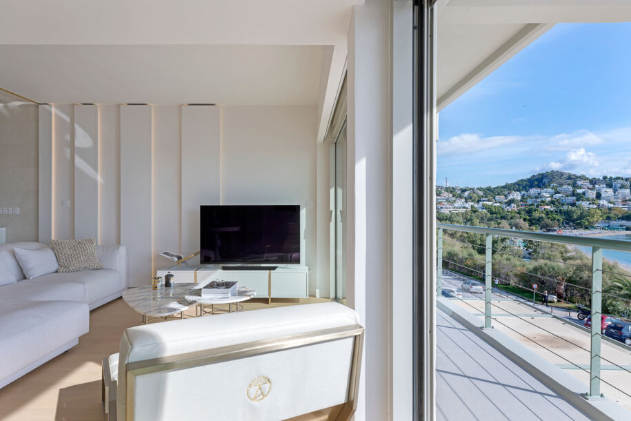 Archisearch Sophisticated Luxury: Smart Beachfront Apartment in Lemos, Vouliagmeni by Dezone Archi+