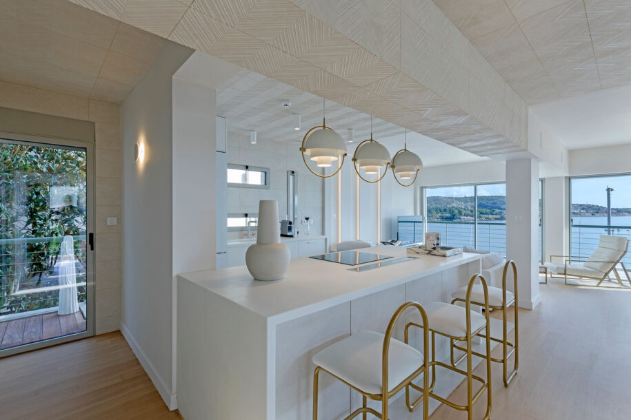 Archisearch Sophisticated Luxury: Smart Beachfront Apartment in Lemos, Vouliagmeni by Dezone Archi+