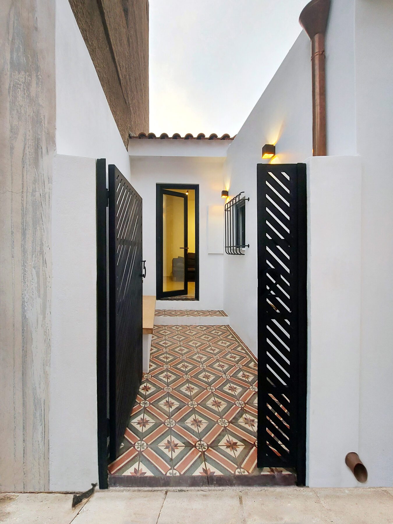 Archisearch Interior architect Efi Drakopoulou renovates a 1920's refugee residence with terrace in the historical district of Nikea, Piraeus, Greece