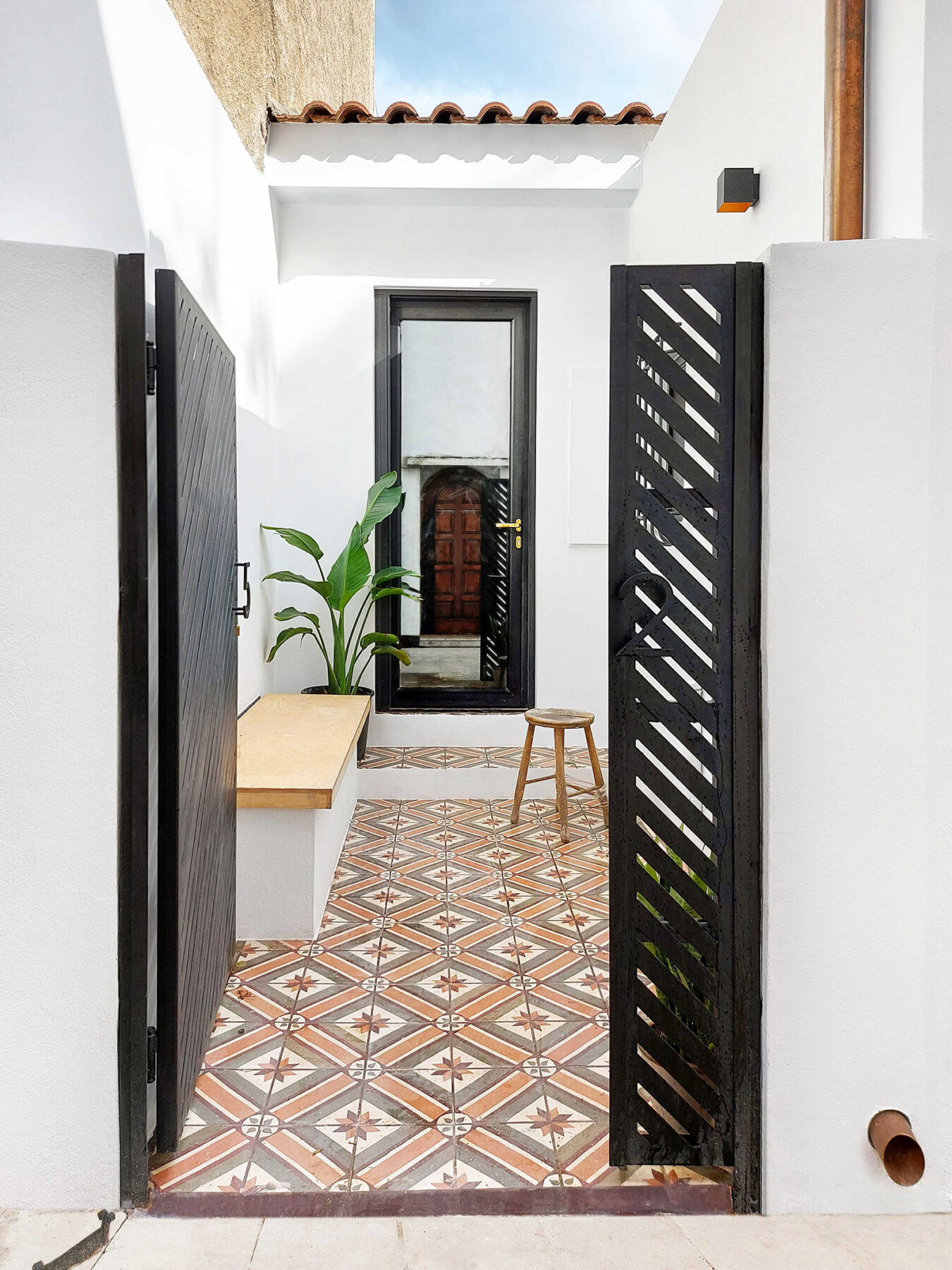 Archisearch Interior architect Efi Drakopoulou renovates a 1920's refugee residence with terrace in the historical district of Nikea, Piraeus, Greece