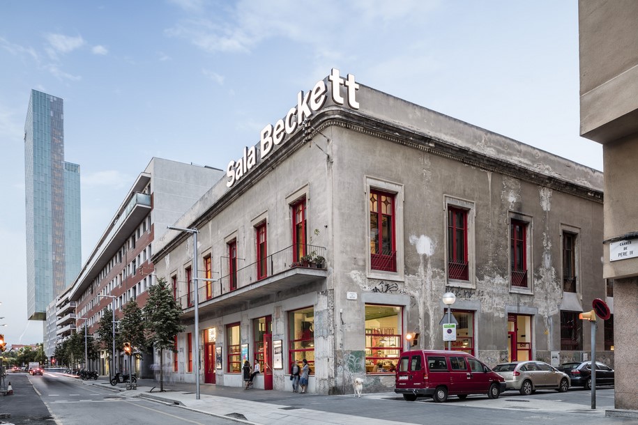 Archisearch Old and new coexists in Sala Beckett theatre | Flores & Prats