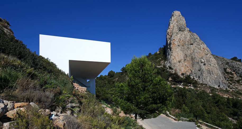 Archisearch House on the Cliff by Fran Silvestre Arquitectos