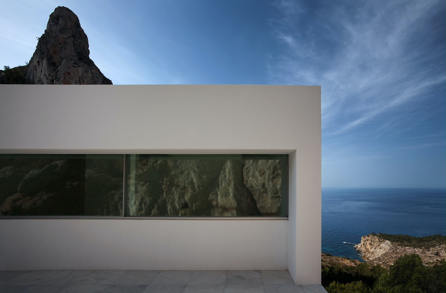 Archisearch House on the Cliff by Fran Silvestre Arquitectos