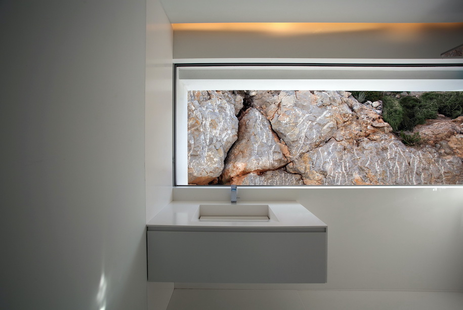 Archisearch House on the Cliff by Fran Silvestre Arquitectos