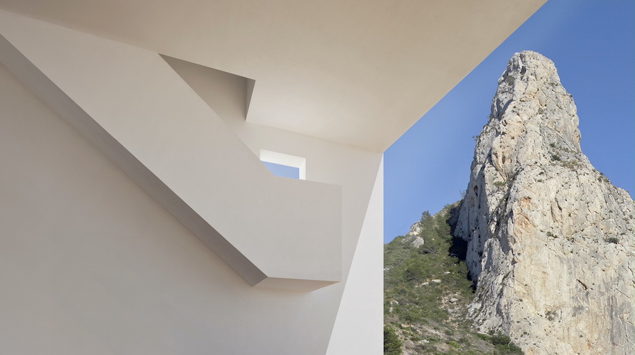 Archisearch House on the Cliff by Fran Silvestre Arquitectos