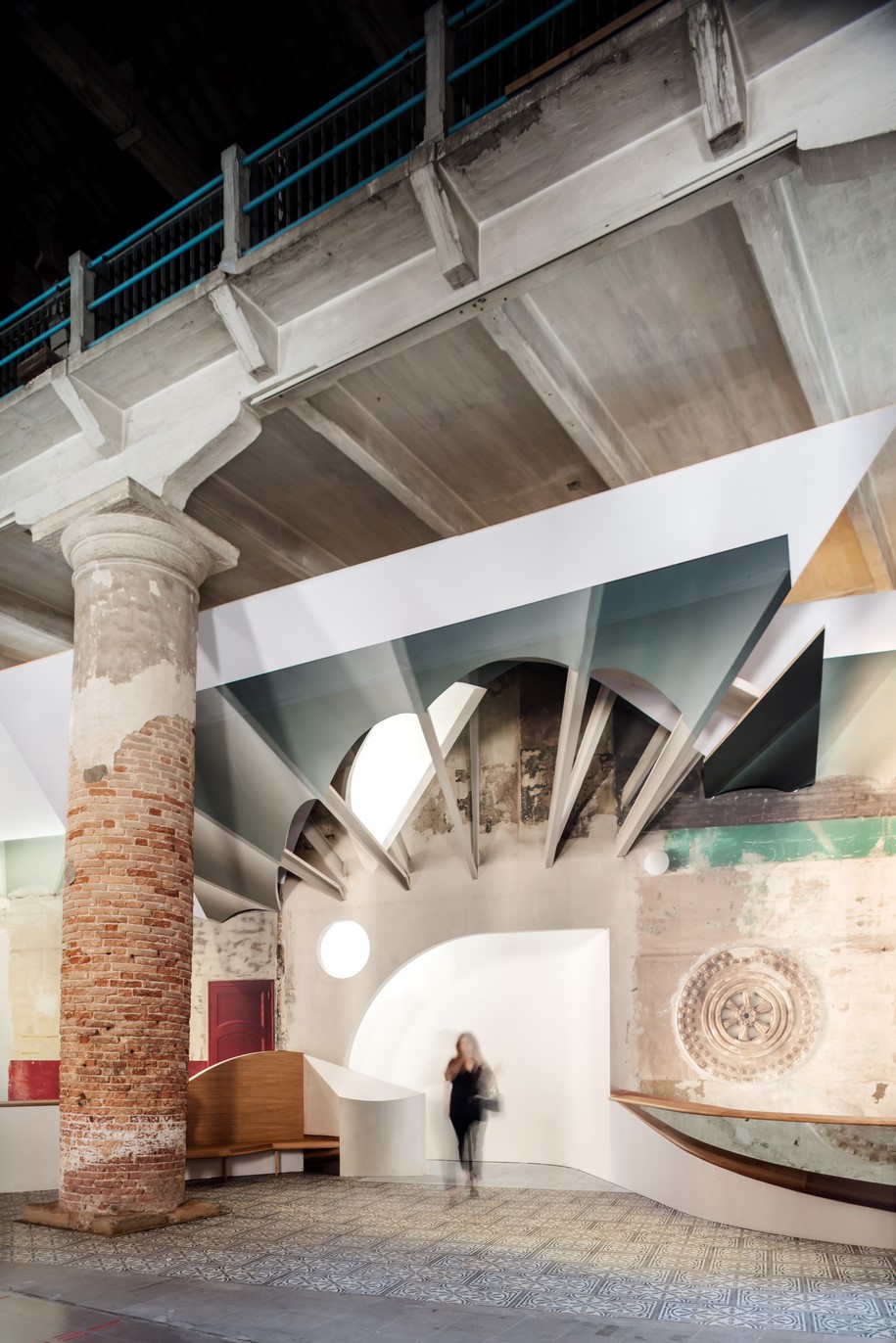 Sala Beckett, Arsenale, 2018, Flores & Prats, Liquid Light, FREESPACE, Barcelona, Venice, light, ray, replica,