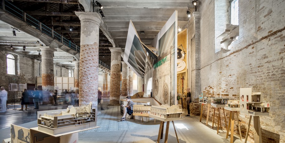 Sala Beckett, Arsenale, 2018, Flores & Prats, Liquid Light, FREESPACE, Barcelona, Venice, light, ray, replica,