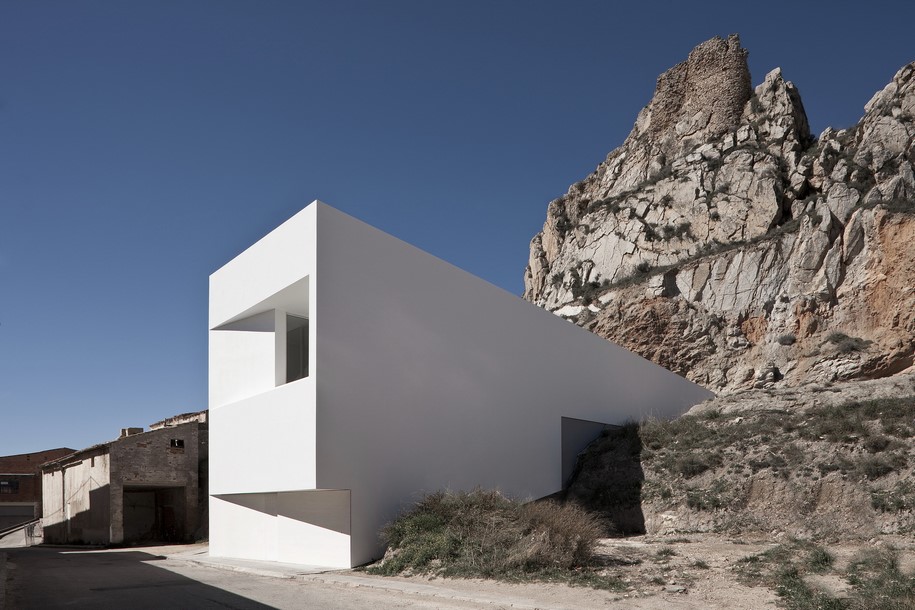 Fran Silvestre Arquitectos, CASA EN LA LADERA DE UN CASTILLO, HOUSE ON MOUNTAINSIDE OVERLOOKED BY CASTLE, house, mountain, Ayora, Valencia, Spain, spanish architecture