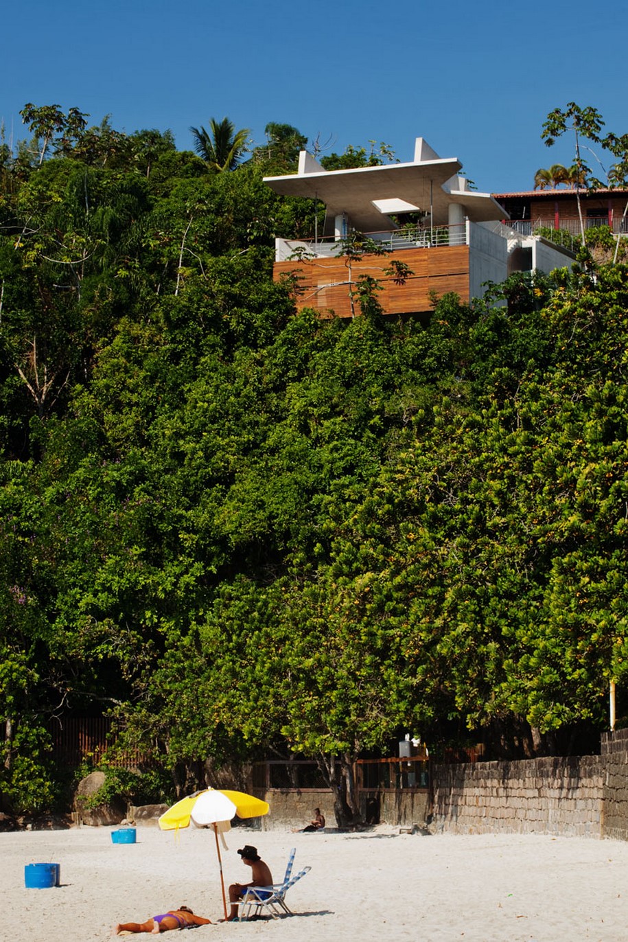 Archisearch spbr arquitetos designed a house that floats among the trees in Brazil