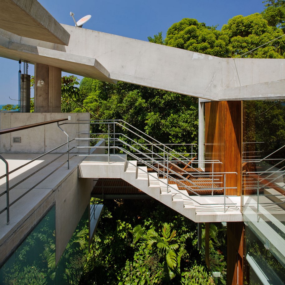 spbr arquitetos designed a house that floats among the trees in Brazil
