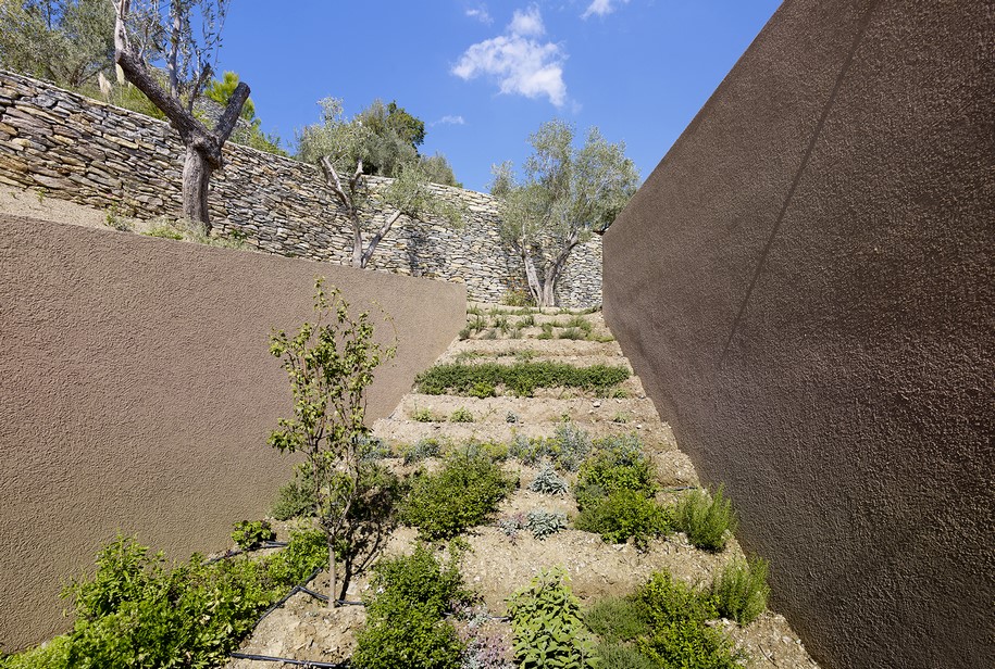 Archisearch Lydia Xynogala designed the House in Achladies as a series of parallel adjoining rooms facing the sea