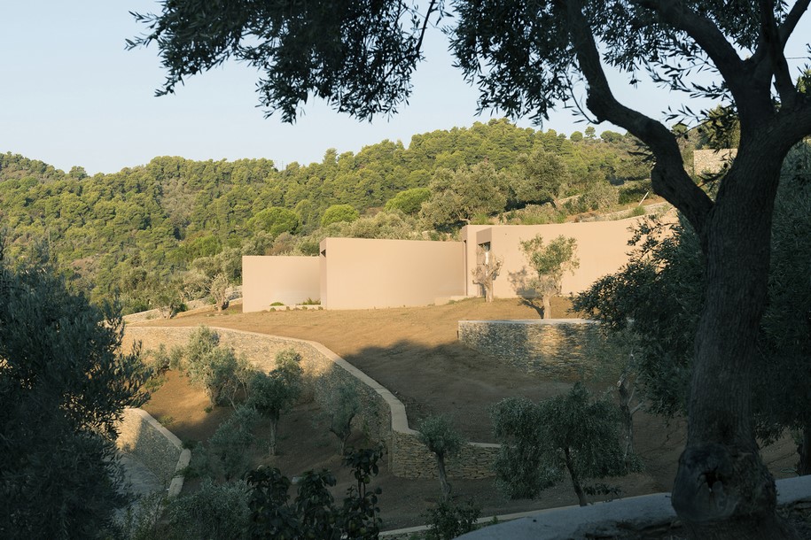 Archisearch Lydia Xynogala designed the House in Achladies as a series of parallel adjoining rooms facing the sea