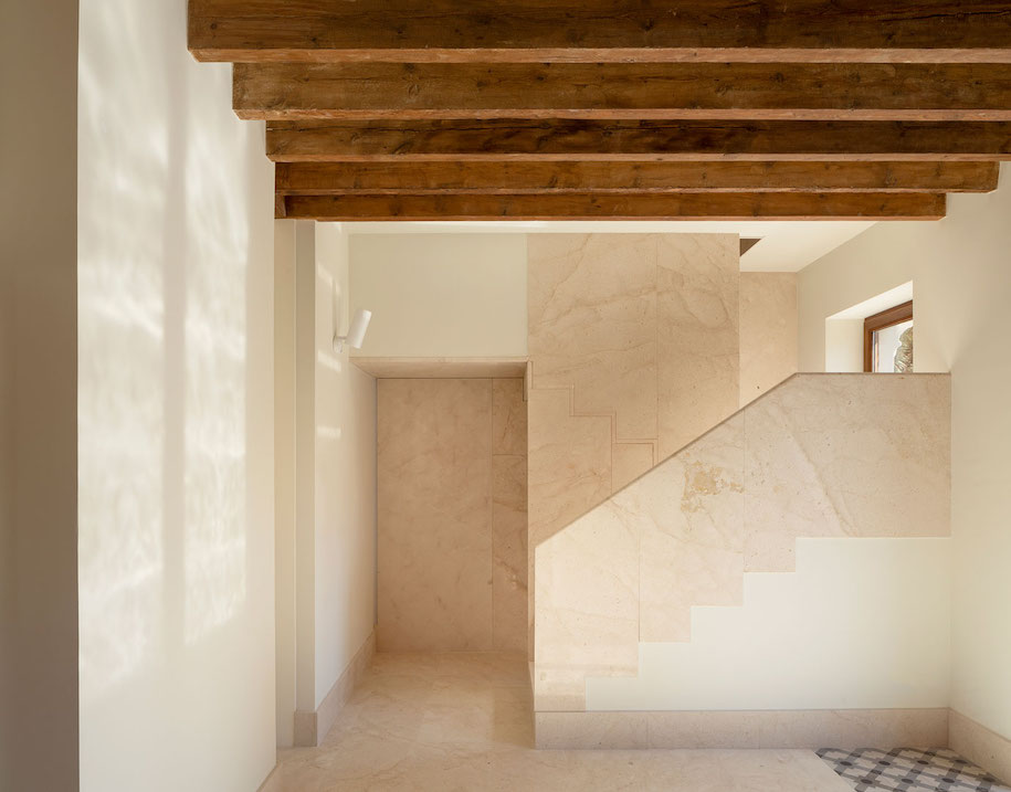 Archisearch Iterare Arquitectos used traditional materials for House of Giants' interior