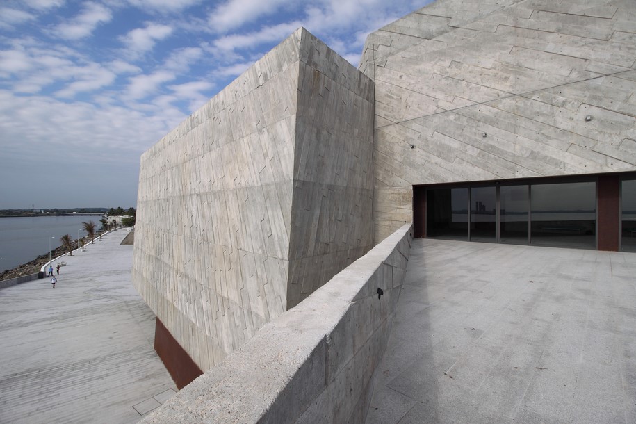 Archisearch Foro Boca re-interprets the timeless expression of the concrete cubes formed by ripraps in the breakwater