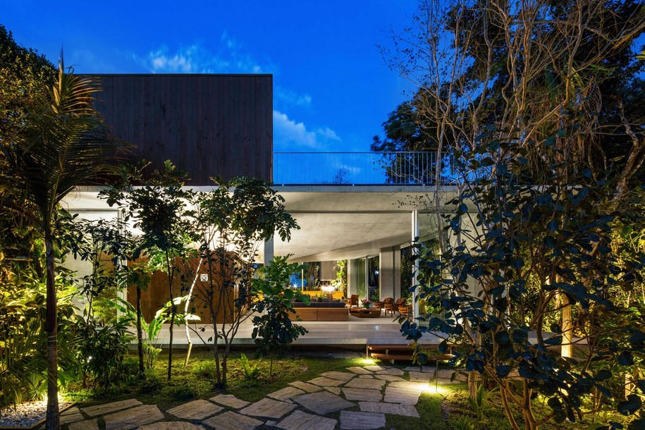 Archisearch Brazilian Nature Surrounds this House at Itamambuca Beach / Gui Mattos