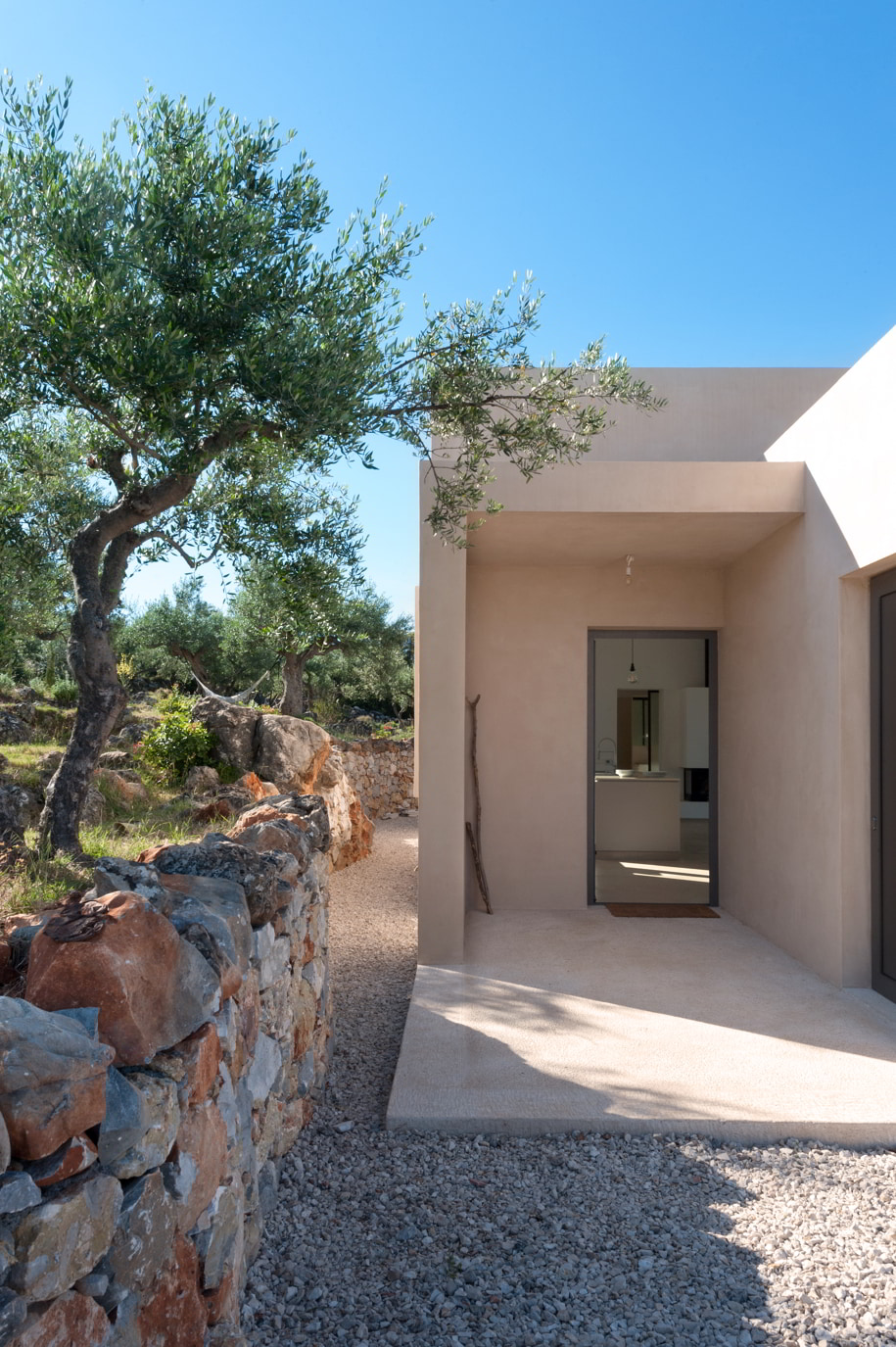 Archisearch Η κατοικία Inside Out House στην Γκονάτσα του γραφείου Etsi Architects διακρίθηκε με βραβείο στα GRAIL Awards 2024