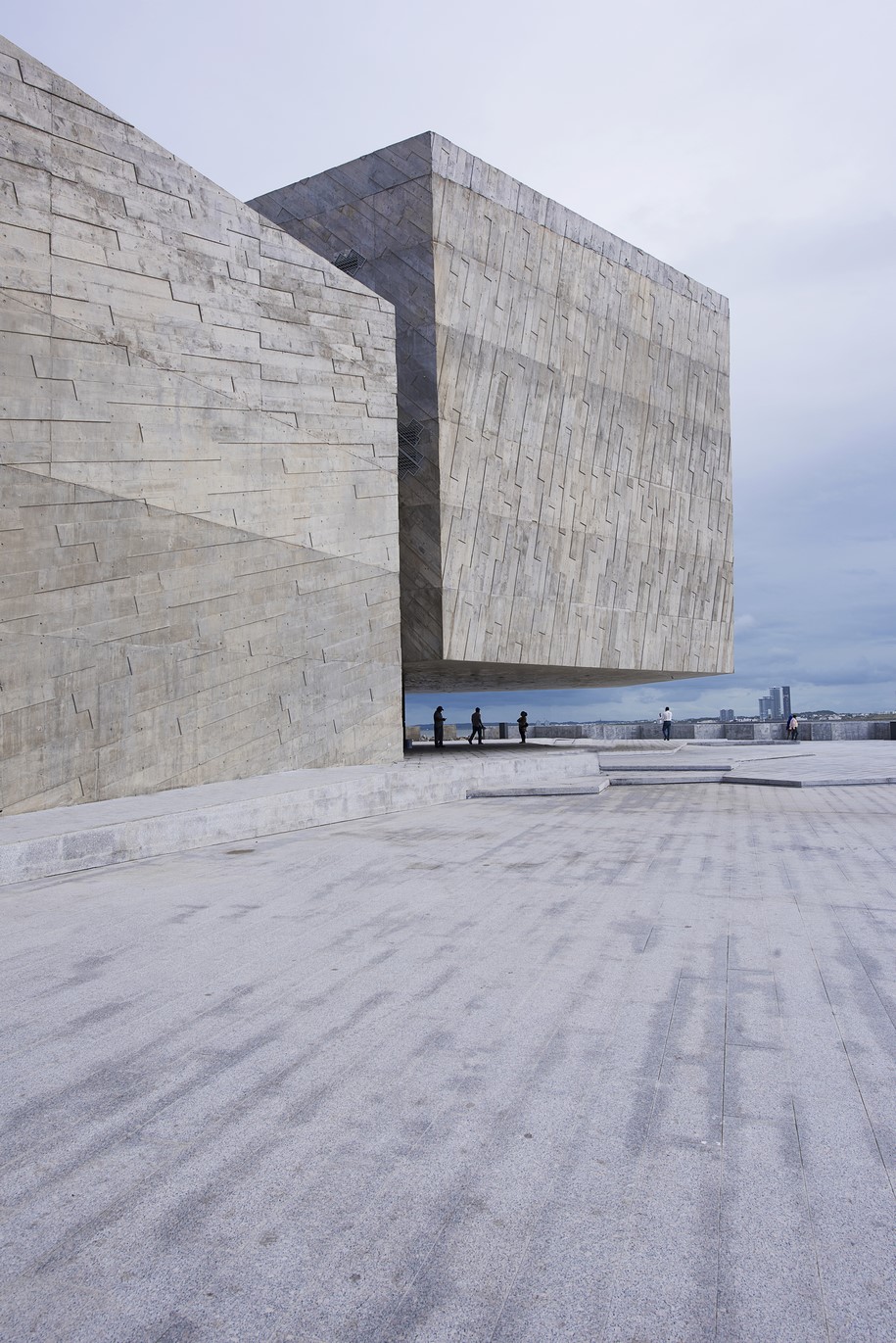Archisearch Foro Boca re-interprets the timeless expression of the concrete cubes formed by ripraps in the breakwater