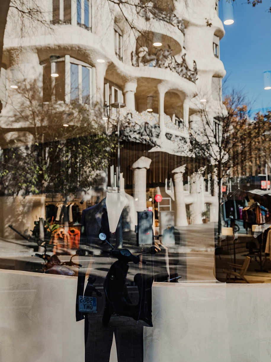 Archisearch WATCHING CASA MILÀ Javier Simorra Flagship Store | Mesura