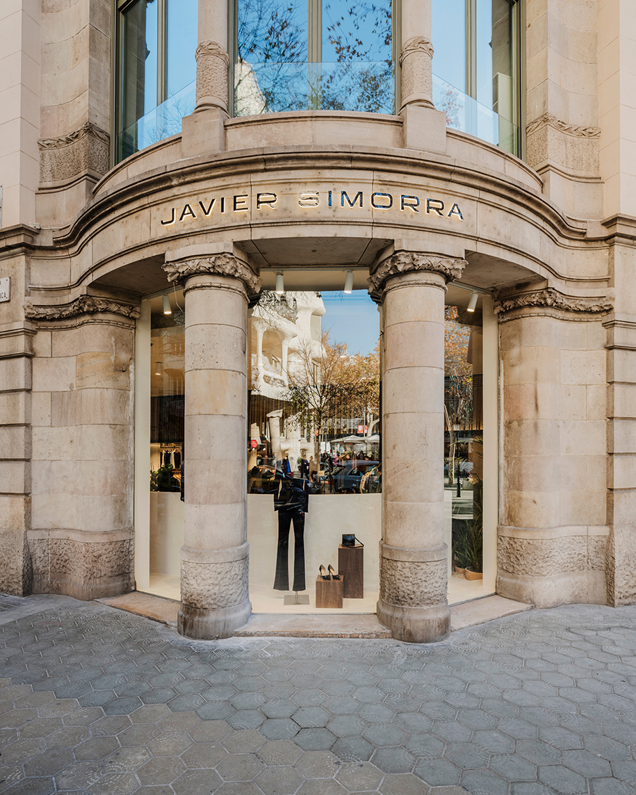 Archisearch WATCHING CASA MILÀ Javier Simorra Flagship Store | Mesura