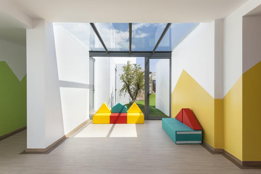 KLAB, Konstantinos Lamprinopoulos, Nursery, Glyfada, Athens, greek architecture, kids, school, interior, white, public school, architecture in Greece, Mariana Bisti, minimalism, white walls, colours, παιδικός σταθμός, νηπιαγωγείο, αρχιτεκτονική