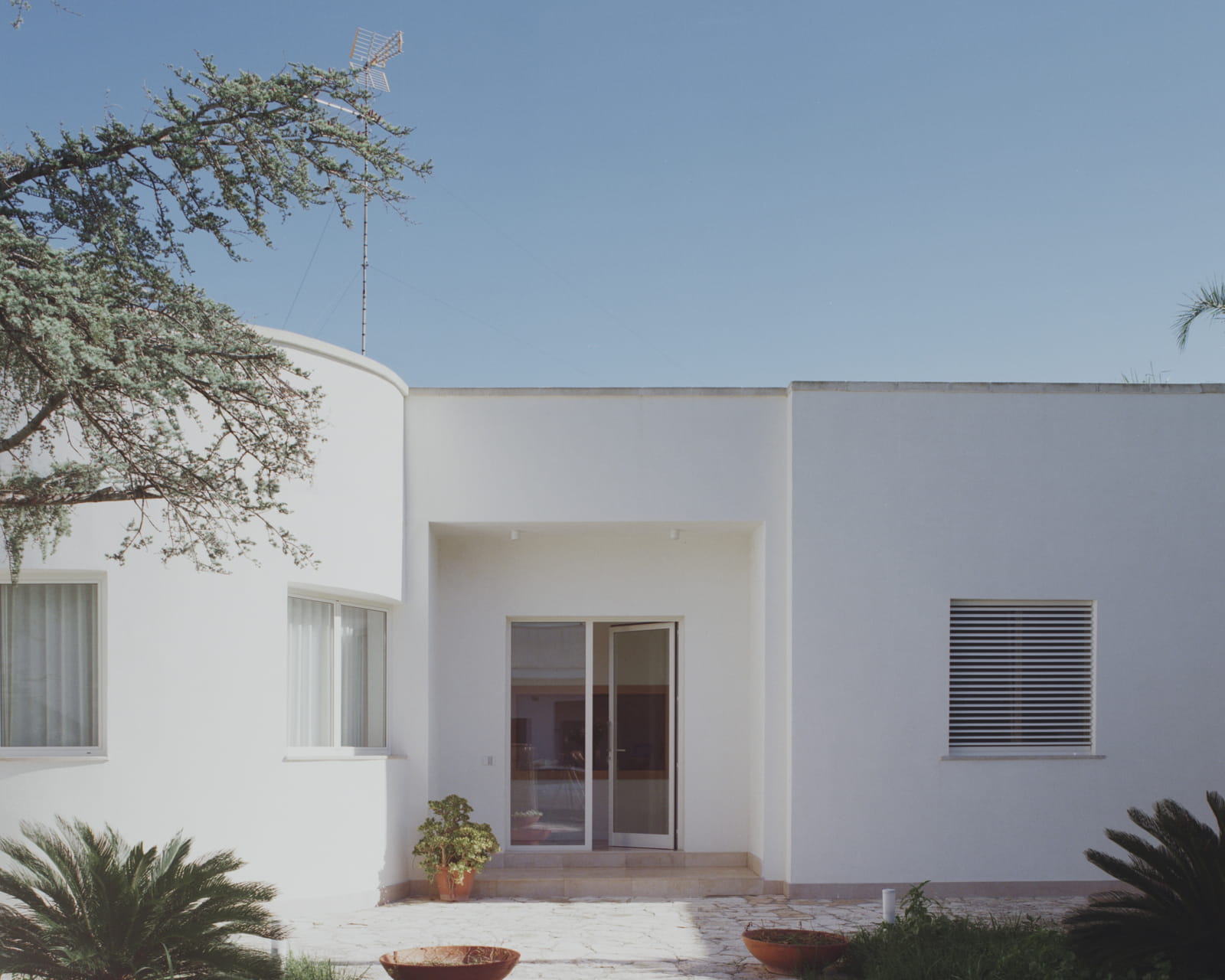 Archisearch Margine Reinterprets a 1970s Villa in Puglia through an Interplay of Volumes and Natural Light