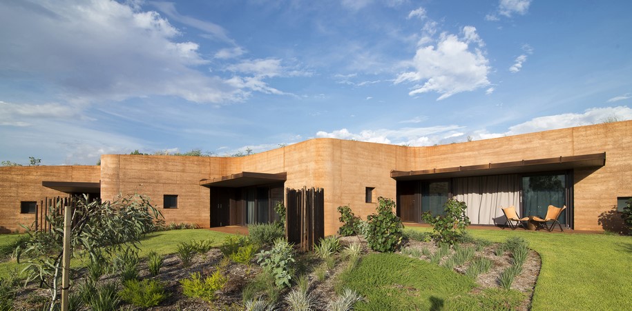 Archisearch The Great Wall of WA is a naturally cooled architectural formation constructed of rammed earth / Luigi Rosselli architects