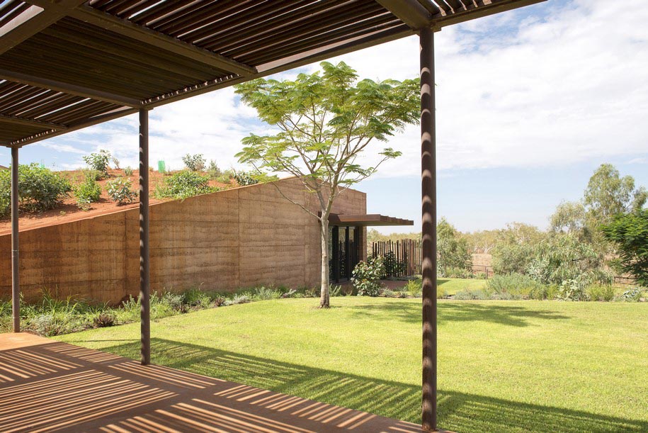 Archisearch The Great Wall of WA is a naturally cooled architectural formation constructed of rammed earth / Luigi Rosselli architects