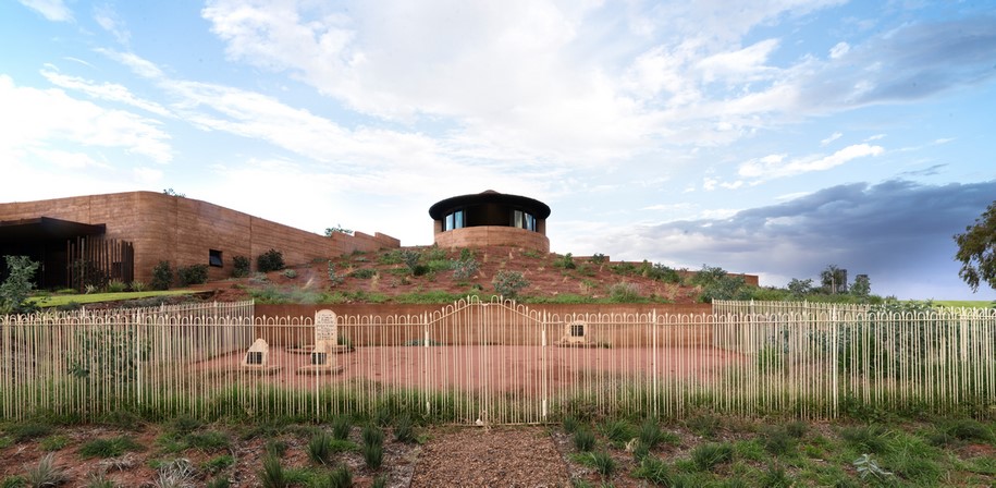 Archisearch The Great Wall of WA is a naturally cooled architectural formation constructed of rammed earth / Luigi Rosselli architects