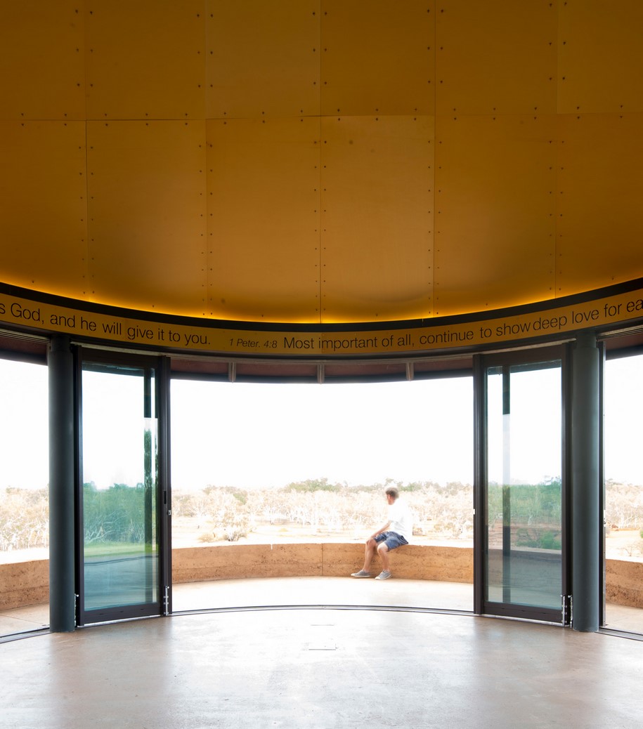 Archisearch The Great Wall of WA is a naturally cooled architectural formation constructed of rammed earth / Luigi Rosselli architects