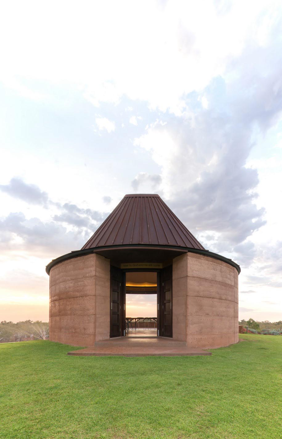 Archisearch The Great Wall of WA is a naturally cooled architectural formation constructed of rammed earth / Luigi Rosselli architects