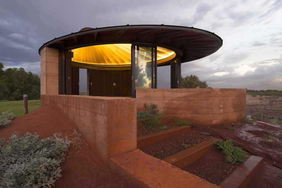 Archisearch The Great Wall of WA is a naturally cooled architectural formation constructed of rammed earth / Luigi Rosselli architects