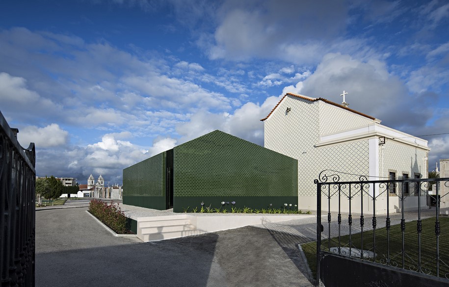 WHERE IS THE TOILET PLEASE? , public wc, toilet, cemetery, green tiles, materials, 2017, Ilhavo, Portugal, M2.senos   